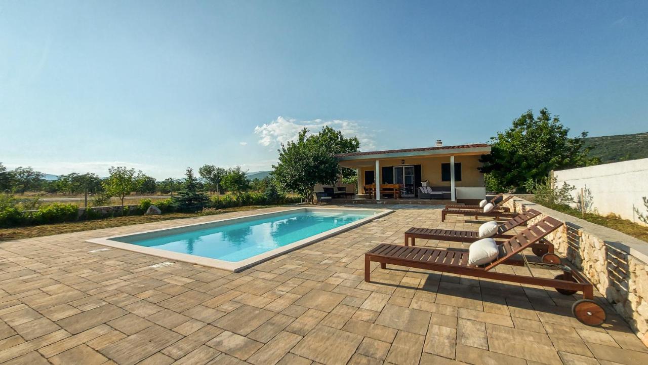Villa Legacy Krusvar Bagian luar foto