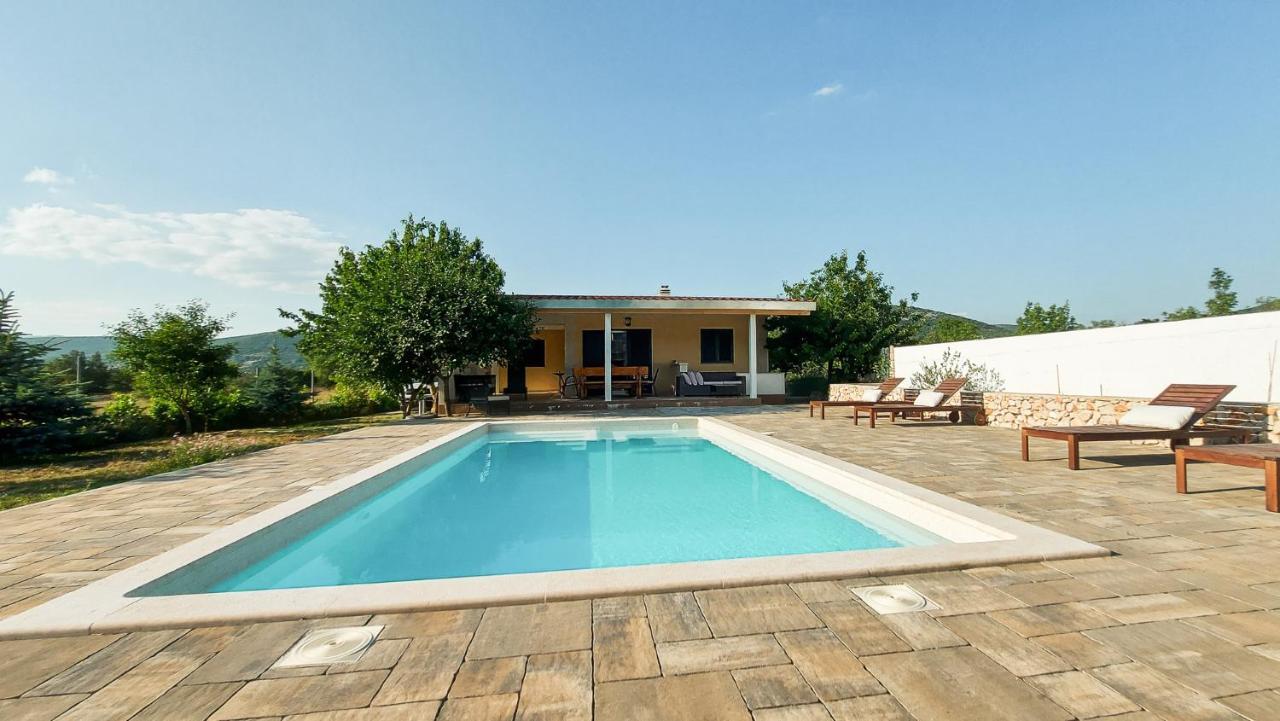 Villa Legacy Krusvar Bagian luar foto