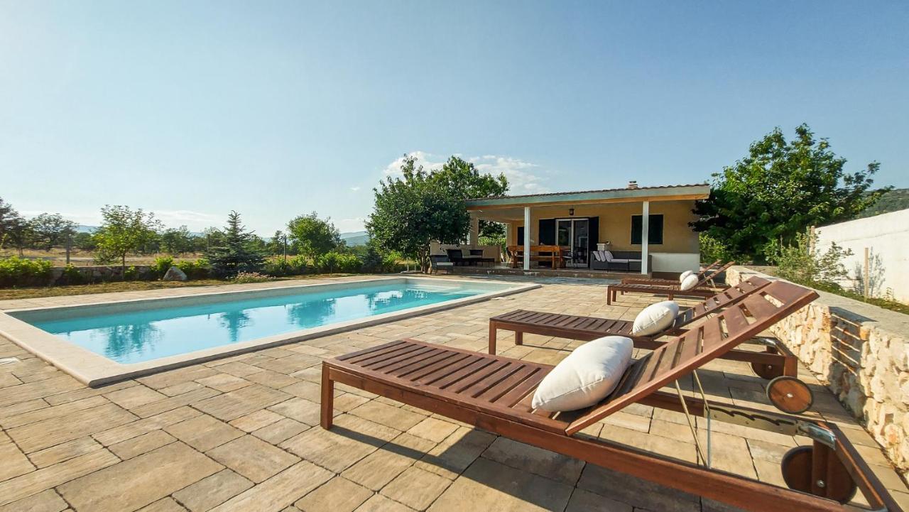 Villa Legacy Krusvar Bagian luar foto