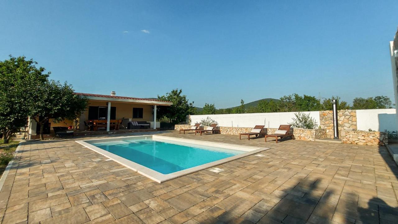 Villa Legacy Krusvar Bagian luar foto